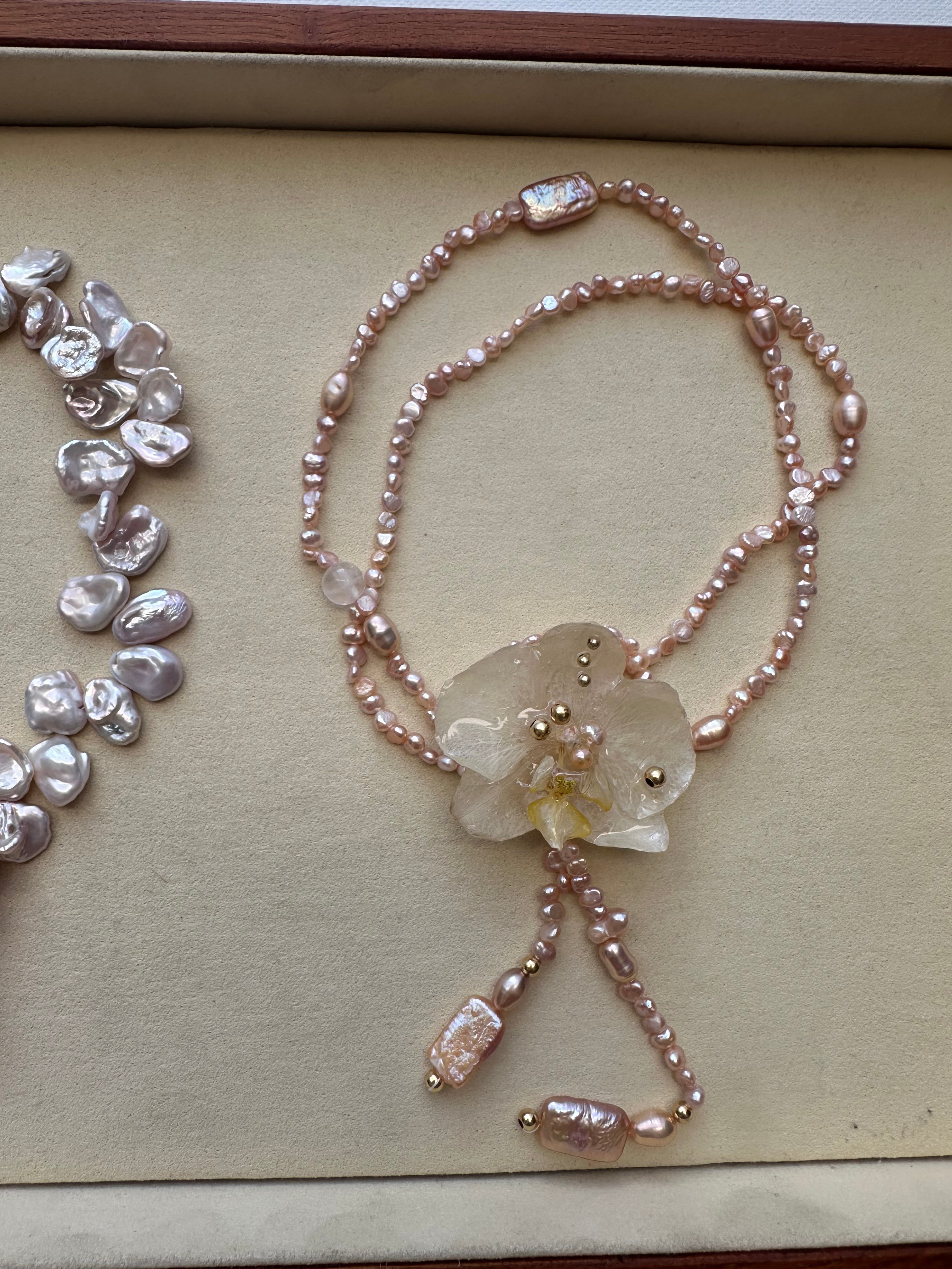 ROSÉ MUSE ORCHID LARIAT – FRESH WATER PEARLS