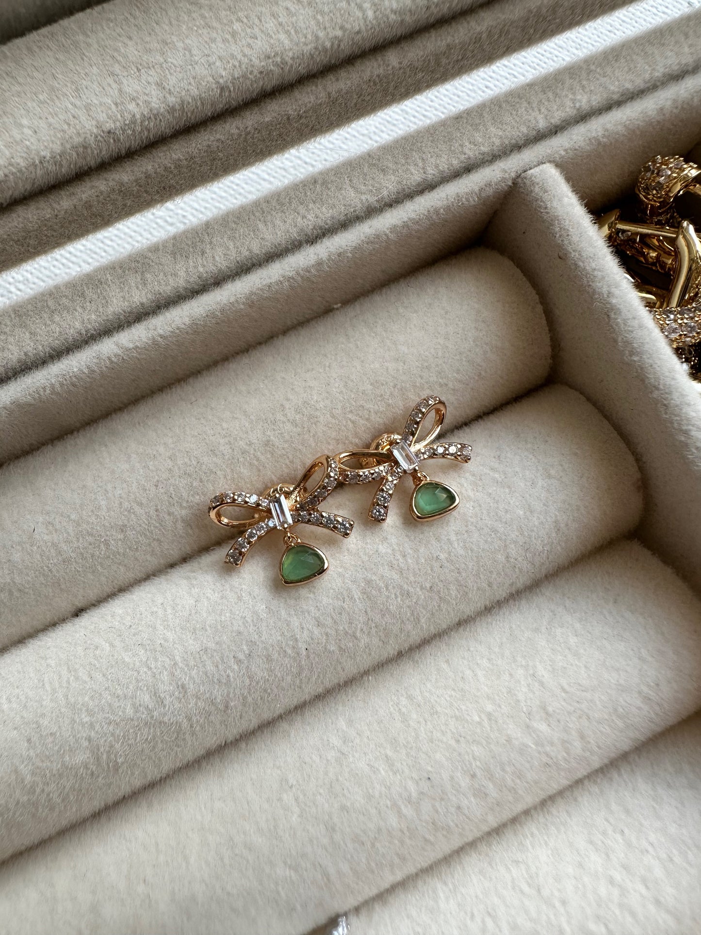 RIBBON GREEN CHALCEDONY EARRINGS GOLD