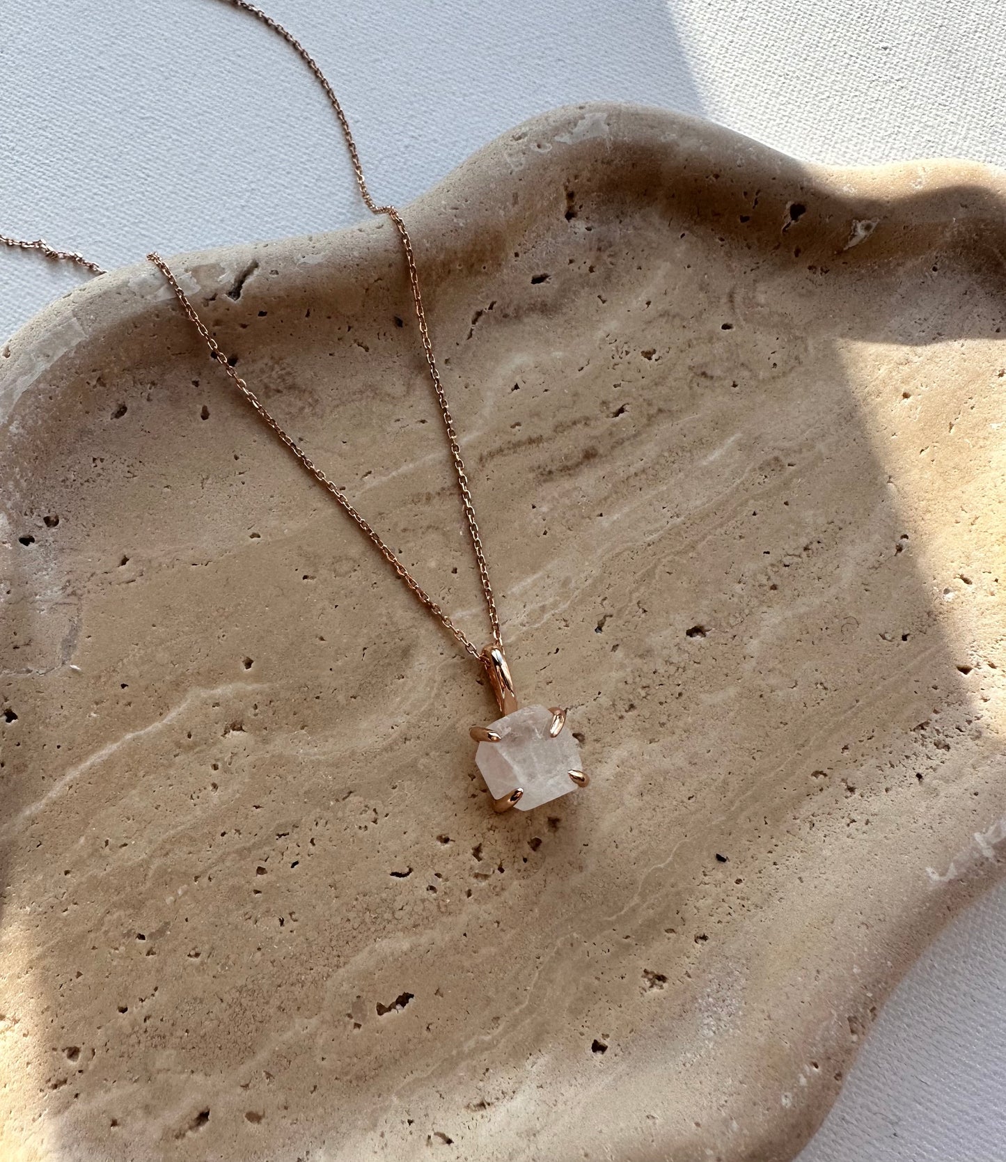 CLEAR QUARTZ ROSE GOLD NECKLACE